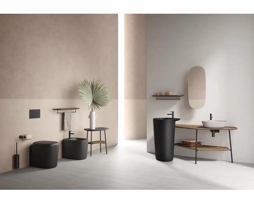 Salle de bains moderne avec toilettes, bidet, lavabo et accessoires au design élégant