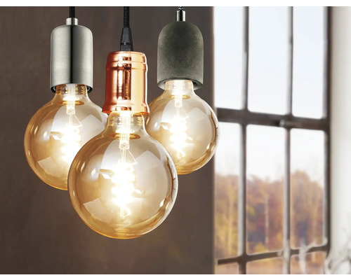 Drei Pendelleuchten mit unterschiedlichen Lampenschirmen