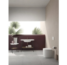 Salle de bain lumineuse avec lavabo, toilettes et chaise