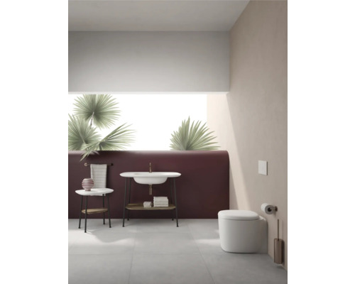 Salle de bains lumineuse avec lavabo, toilettes et porte-serviettes