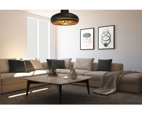 Wohnzimmer mit Deckenleuchte, Sofa und Couchtisch