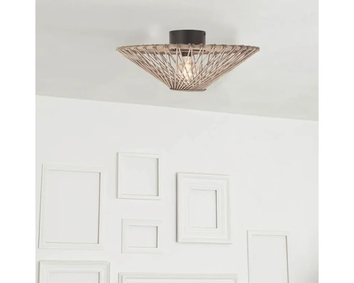 Plafonnier en rotin dans une pièce lumineuse