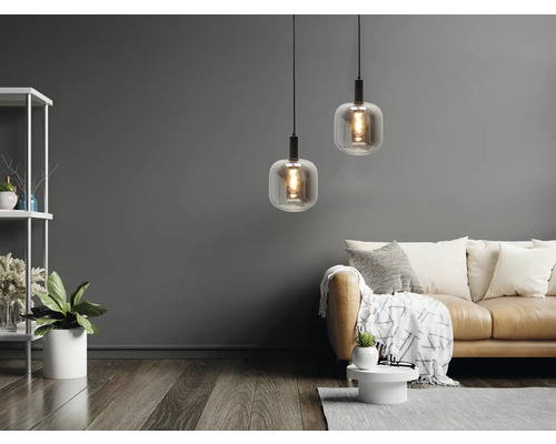 Wohnzimmer mit zwei Pendelleuchten, Sofa und Regal