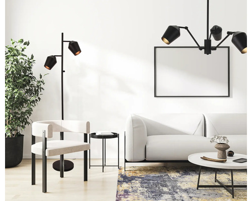 Wohnzimmer mit Sofa, Sessel, Stehlampe und Deckenleuchte