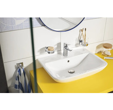 Modernes Badezimmer mit Aufsatzwaschbecken, Armatur, Seifenschale und Handtuchhalter