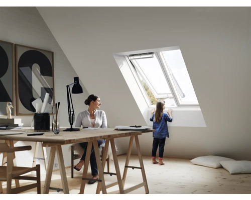 Heller Dachbodenraum mit Dachfenster, Schreibtisch und zwei Personen