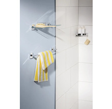Badezimmer mit Glasablage, Handtuchhalter und Ablage mit Seife