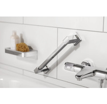 Badezimmerwand mit Handtuchhalter, Ablage und Armatur