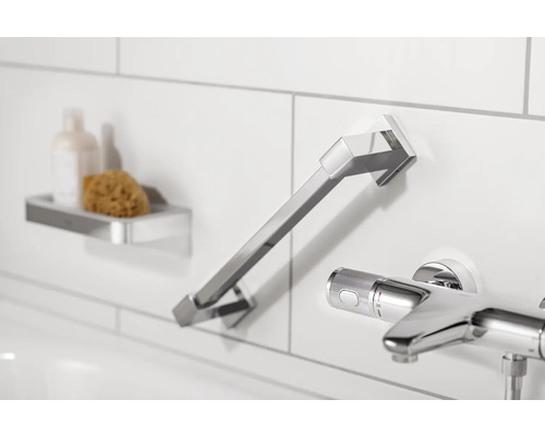 Badezimmerwand mit Handtuchhalter, Ablage und Armatur