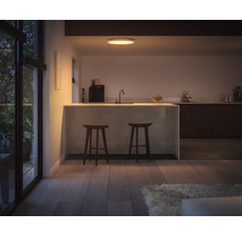 Photo d''intérieur d''une cuisine avec îlot de cuisine et deux tabourets.