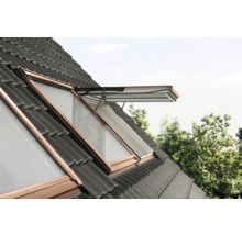 Geöffnetes Dachfenster mit Rahmen in einem Dach