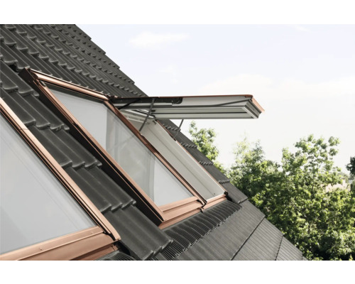 Geöffnetes Dachfenster auf einem Dach mit Ziegeln