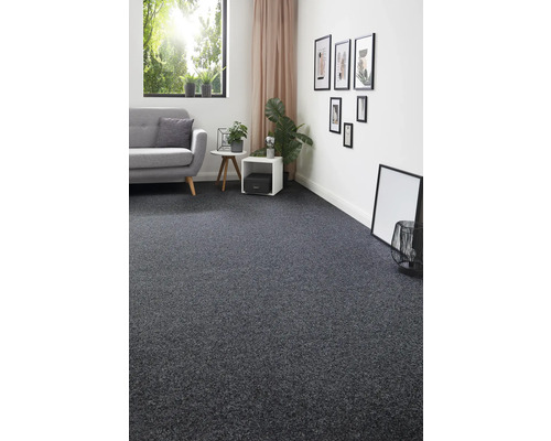 Wohnzimmer mit grauer Auslegware, Sofa und Dekoration