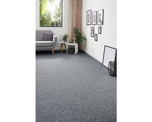 Wohnzimmer mit grauem Teppichboden, Sofa und Dekoration