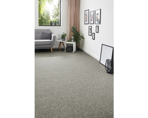 Wohnzimmer mit Teppichboden, Sofa, Beistelltischen und Wanddekoration