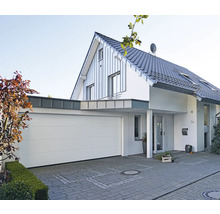 Modernes Haus mit Garage und gepflasterter Auffahrt