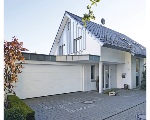 Modernes Haus mit Garage und gepflasterter Auffahrt