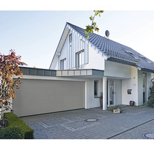 Modernes Wohnhaus mit Garage und gepflasterter Auffahrt