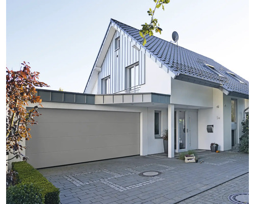 Modernes Wohnhaus mit Garage und gepflasterter Auffahrt