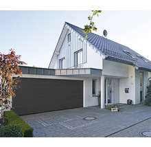 Modernes Wohnhaus mit angebauter Garage und Sektionaltor