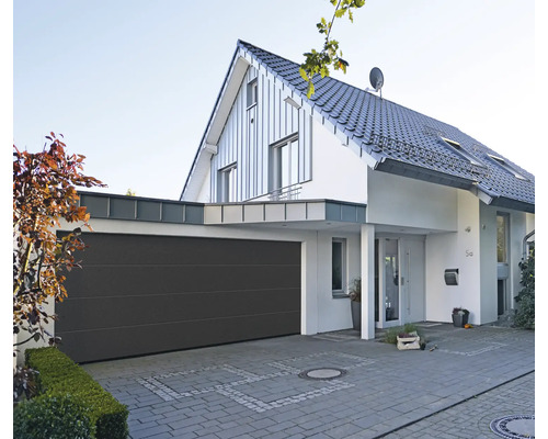 Modernes Wohnhaus mit angebauter Garage und Sektionaltor