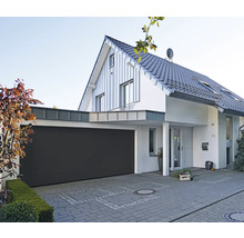 Modernes Wohnhaus mit grauer Garage und gepflasterter Einfahrt