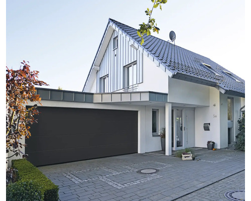 Modernes Wohnhaus mit grauer Garage und gepflasterter Einfahrt