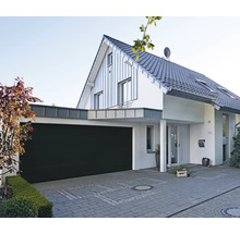 Modernes Haus mit Garage und gepflasterter Einfahrt.