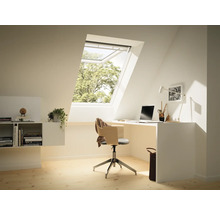 Chambre mansardée lumineuse avec fenêtre de toit, bureau et chaise de bureau