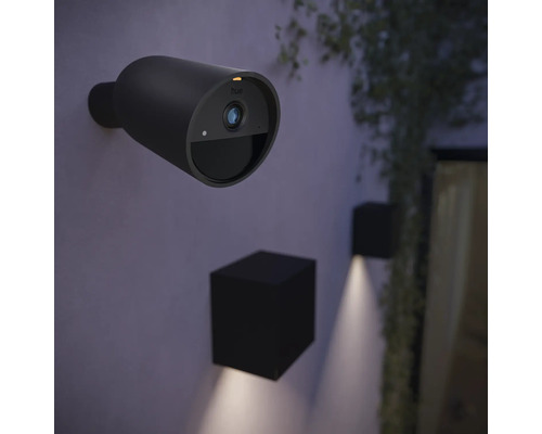 Caméra de sécurité et luminaires extérieurs cubiques sur un mur