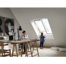 Dachgeschosszimmer mit Dachfenstern, Schreibtisch und zwei Personen