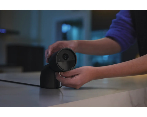 Une personne installe une caméra de surveillance sur une table