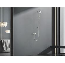 Badezimmer mit Aufputz-Duschsystem und Wannenarmatur