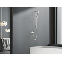 Salle de bain avec douchette et robinet mural