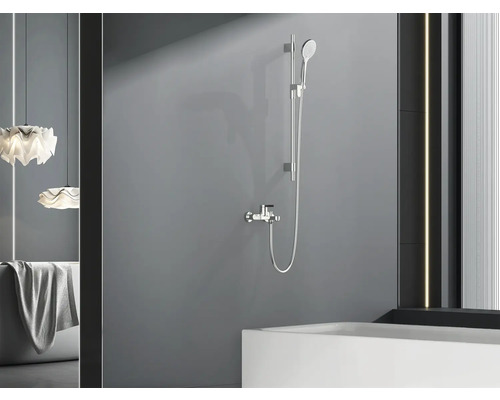 Salle de bain avec douchette et robinet mural