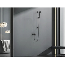 Modernes Badezimmer mit Duscharmatur, Badewanne und dekorativen Lampen