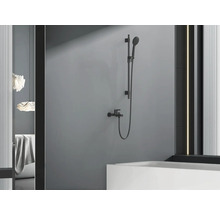Ensemble de douche avec douchette sur un mur de salle de bain