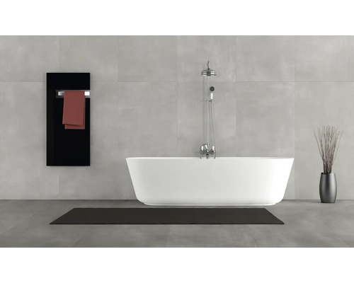 Salle de bain avec baignoire îlot, sèche-serviettes et carrelage gris