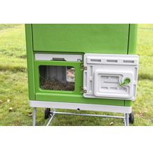 Vue détaillée d''un poulailler avec zone de nid ouverte et foin