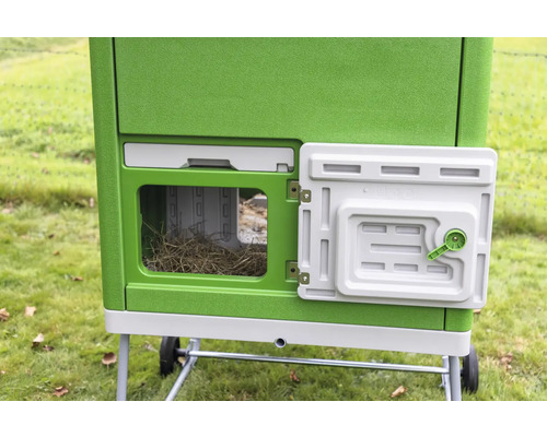 Vue détaillée d''un poulailler avec zone de nid ouverte et foin