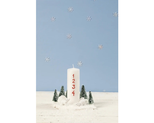 Dekorative Adventskerze mit Zahlen, Bäumen und Eisbärenfiguren für eine festliche Winterdekoration