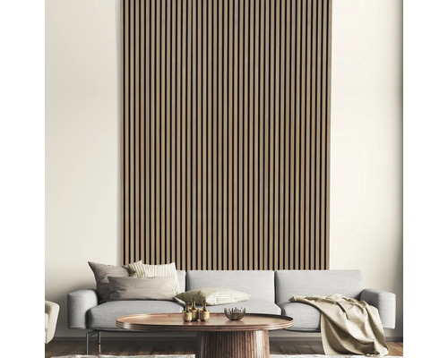 Salon avec panneaux muraux, canapé et table