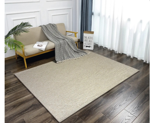 Wohnzimmer mit Teppich, Sofa und Tagesdecke