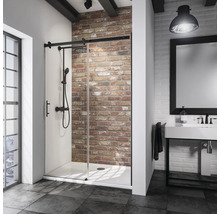 Salle de bains moderne avec douche à l''italienne, porte coulissante en verre et robinetterie de douche noire.