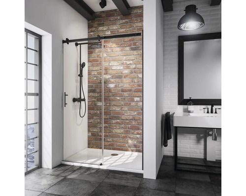 Duschtür in Nische mit Gleittür/Schiebetür SCHULTE Alexa Style 2.0 ExpressPlus 140 cm Profil schwarz Klarglas schmutzabweisende Glasbeschichtung Reversibel Modernes Badezimmer mit ebenerdiger Dusche, Glasschiebetür und schwarzer Duscharmatur.