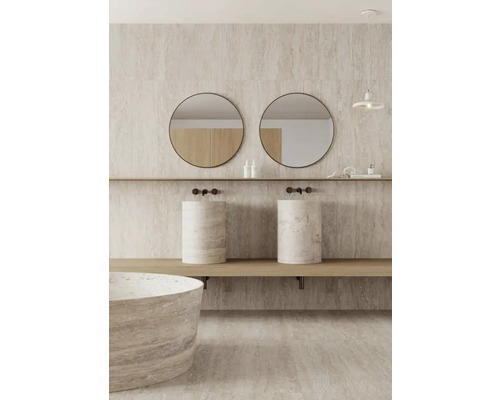 Badezimmer mit zwei runden Spiegeln, zwei Waschbecken und einer Badewanne