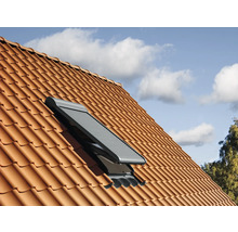 Dachfenster mit Rollladen auf einem Ziegeldach