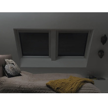 Chambre à coucher avec fenêtres de toit et stores occultants