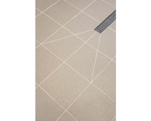 Badezimmerboden mit quadratischen Fliesen und Bodenablauf