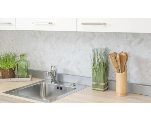 Évier de cuisine avec robinetterie, décoration et crédence carrelée